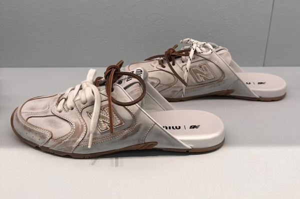 Miu Miu выпустит мюли в коллаборации с New Balance