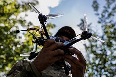 В России на гражданском аэродроме успешно испытали систему ПВО из FPV-дронов